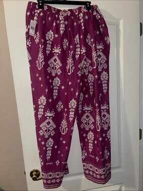 Kaktus Fuchsia Printed Elastic-Waist Capris with White Pattern